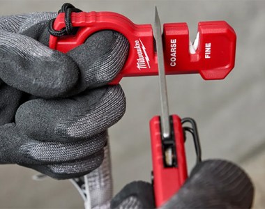 Milwaukee 48-22-1590 Compact Knife Sharpener Application Example