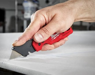 Milwaukee-Drywall-Blade-in-Utility-Knife-Cutting-Drywall